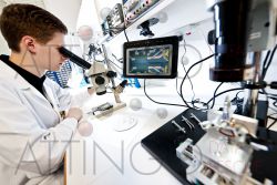 ID 142 techniker reparieren ssd mithilfe mikroskop