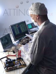 ID 116 festplatte ingenieur reinraumlabor untersuchen schutzkleidung