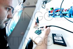 ID 129 techniker reinraumlabor extrahieren memorychip ssd