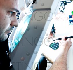 ID 131 attingo mitarbeiter reinraum labor entnahme speichereinheit ssd