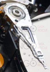 ID 192 festplatte offen schreibkopf lesekopf magnetscheibe nahaufnahme