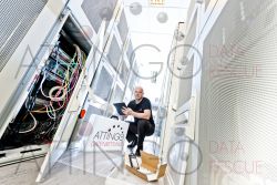 Servercenter attingo koffer festplatte karton Techniker