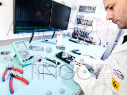 techniker handschuhe diagnose heads reinraum festplatte